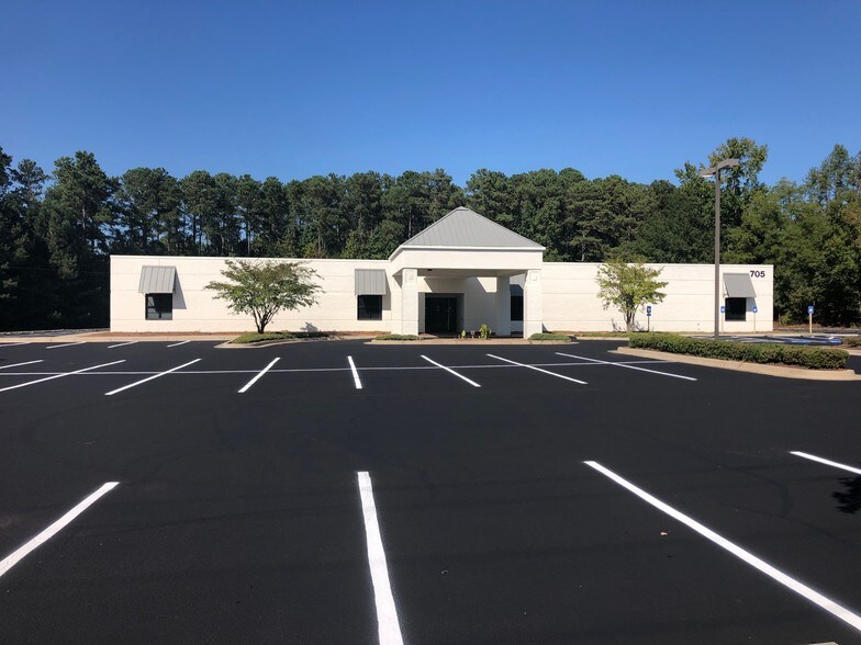 705 Breedlove Dr, Monroe, GA à louer - Photo de l’immeuble – Image 2 sur 35