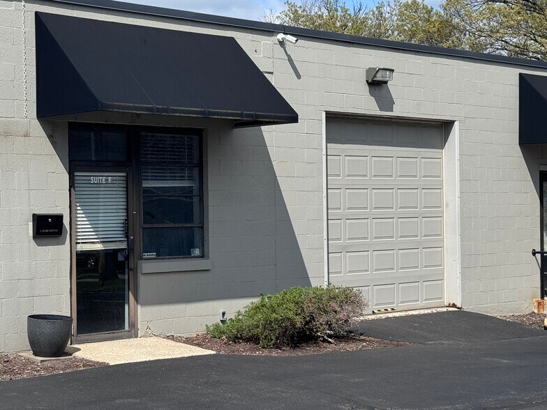 321-325 Stevens St, Geneva, IL à louer - Photo de l’immeuble – Image 1 sur 10