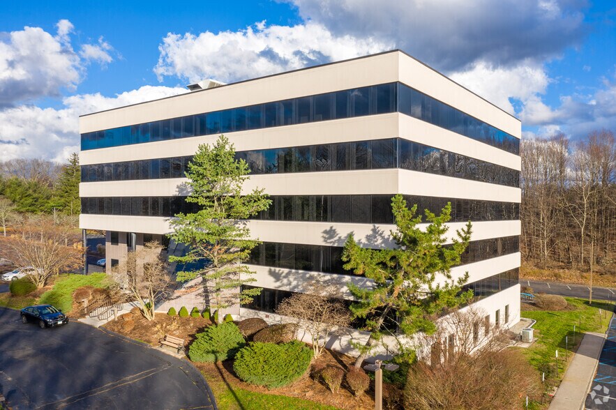 609 W Johnson Ave, Cheshire, CT à louer - Photo de l’immeuble – Image 2 sur 6