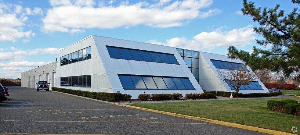 620 Johnson Ave, Bohemia, NY à louer - Photo principale – Image 1 sur 2
