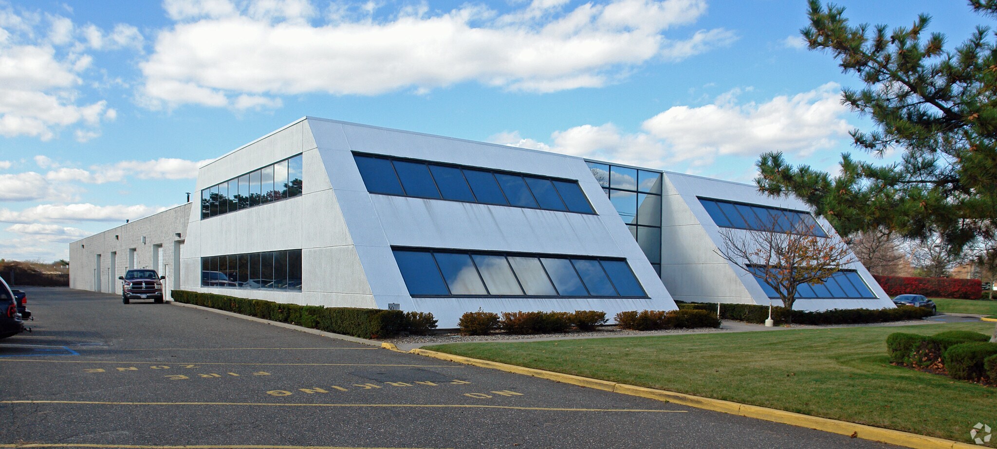 620 Johnson Ave, Bohemia, NY à louer Photo principale– Image 1 sur 3