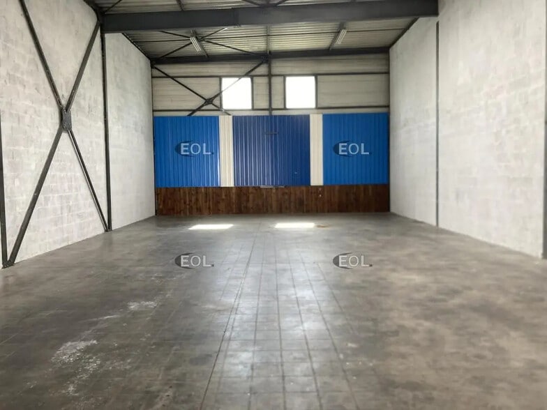 Local d’activités dans Saint-Priest à louer - Photo intérieure – Image 3 sur 12