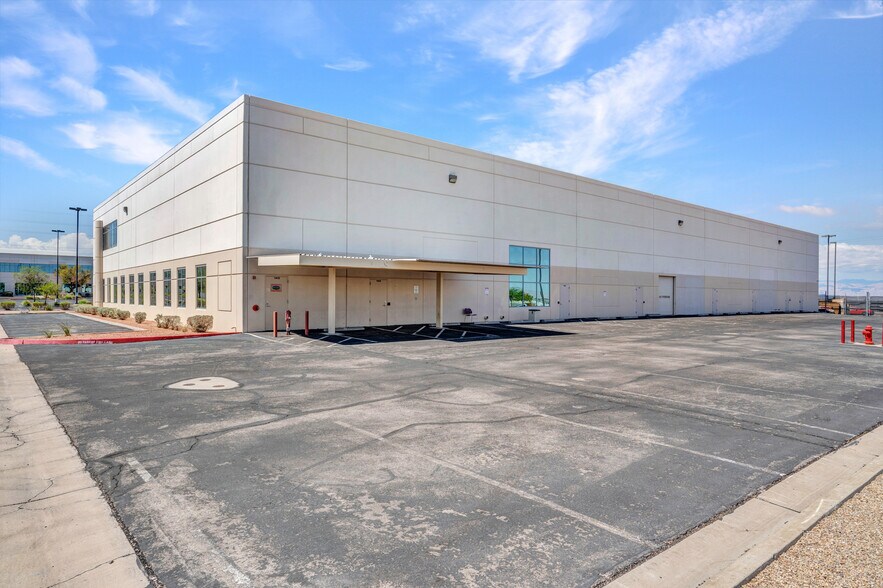 140 N Stephanie St, Henderson, NV à louer - Photo de l’immeuble – Image 2 sur 3