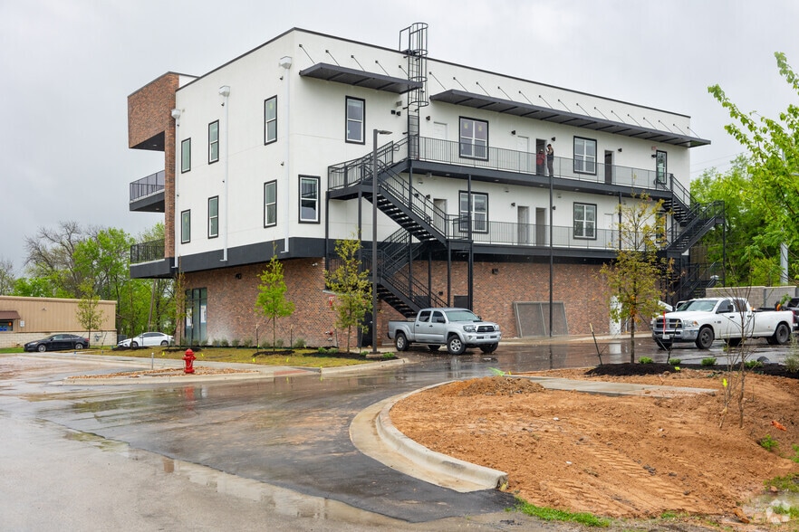 109 N Lexington St, Manor, TX à louer - Photo de l’immeuble – Image 1 sur 4