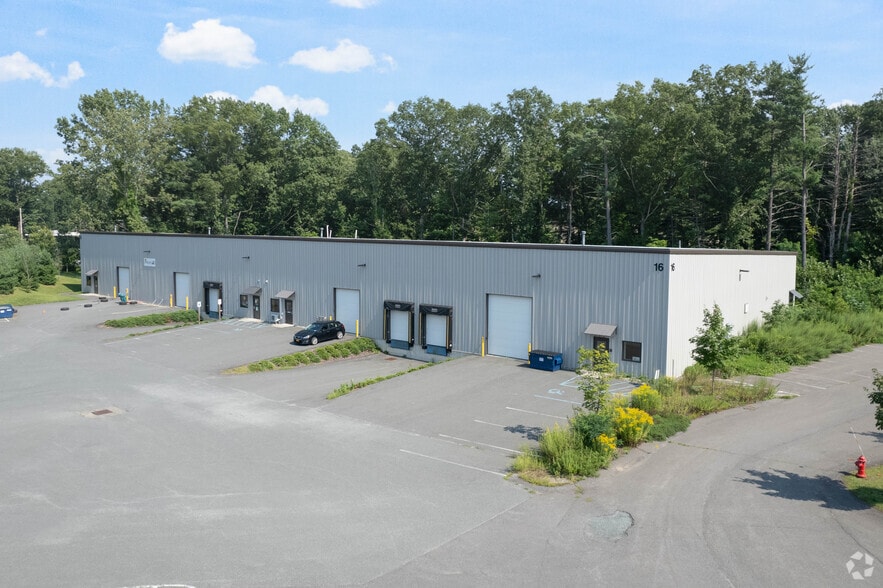 16 Fairchild Sq, Clifton Park, NY à louer - Photo principale – Image 1 sur 4