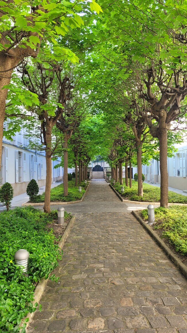 Plus de détails pour 11 Rue Chateaubriand, Paris - Logement à vendre