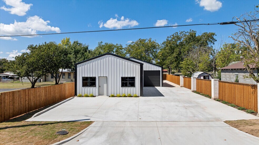 619 N Crockett St, Granbury, TX à vendre - Photo de l’immeuble – Image 2 sur 29