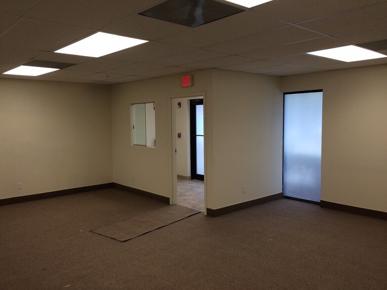 680-694 NW Enterprise Dr, Port Saint Lucie, FL à louer - Photo intérieure – Image 3 sur 6