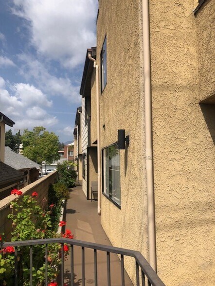 908-910 E Harvard St, Glendale, CA à vendre - Photo de l’immeuble – Image 3 sur 19