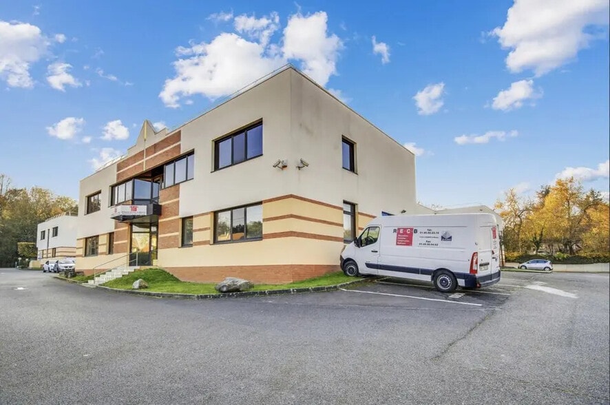 Local d’activités dans Champs-sur-Marne à louer - Photo de l’immeuble – Image 2 sur 3