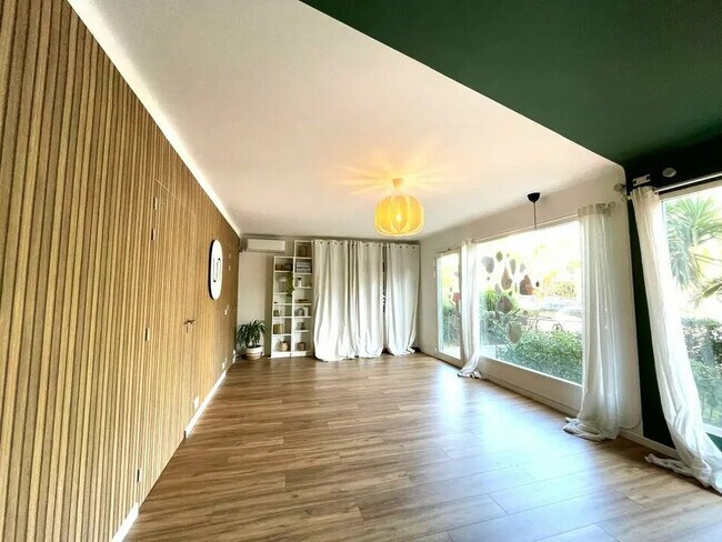 Plus de détails pour Local commercial à louer