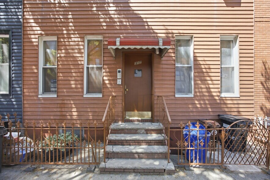 317 Eckford St, Brooklyn, NY à vendre - Photo de l’immeuble – Image 2 sur 30
