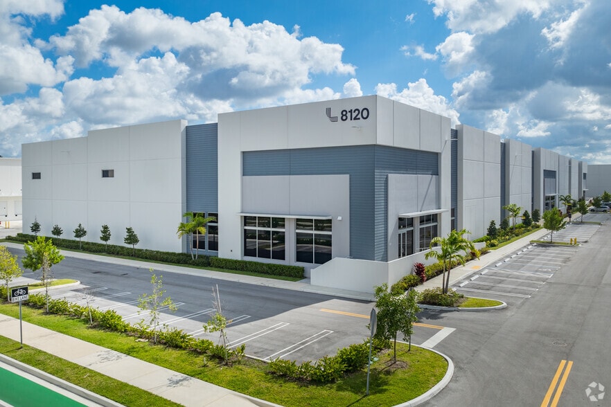 8130 NW 74th St, Medley, FL à louer - Photo de l’immeuble – Image 3 sur 12