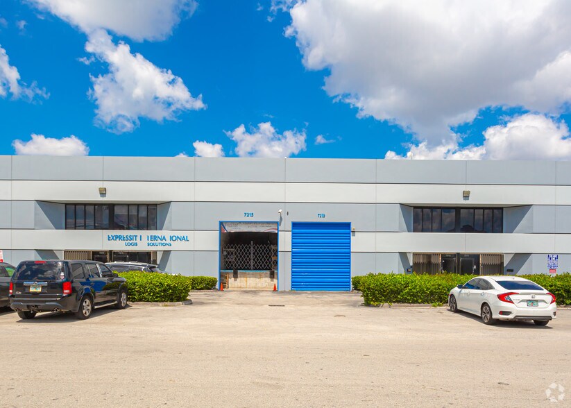 7205-7227 NW 54th St, Miami, FL à louer - Photo de l’immeuble – Image 2 sur 4