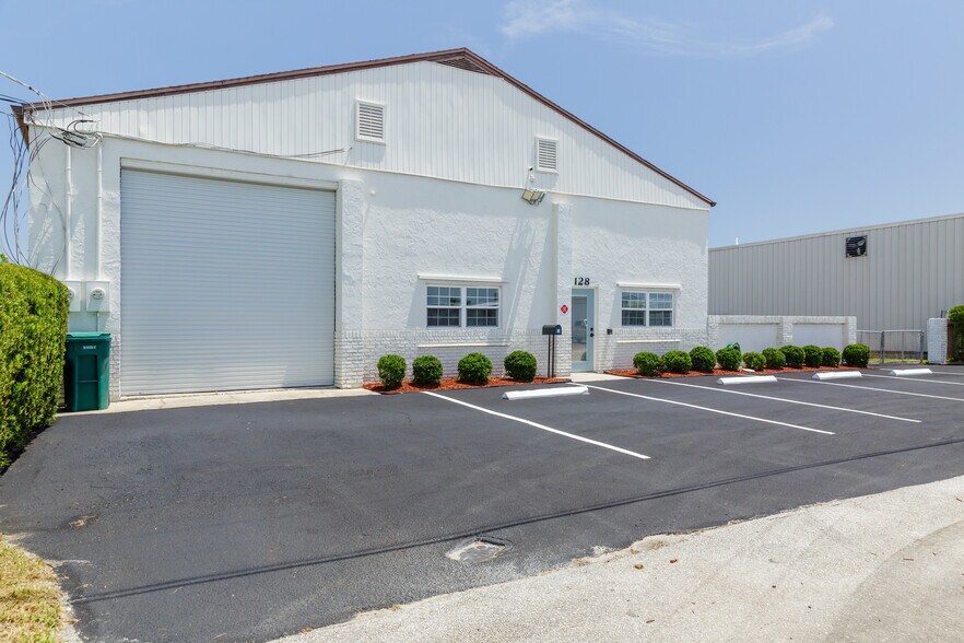 128 Tomahawk Dr, Indian Harbour Beach, FL à vendre - Photo de l’immeuble – Image 3 sur 59