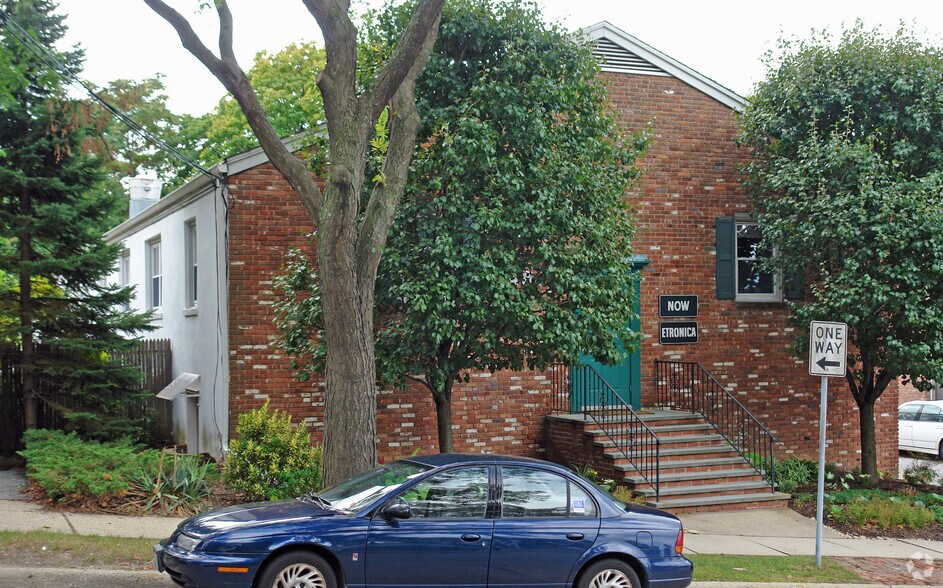 48 Elm St, Huntington, NY à louer - Photo de l’immeuble – Image 3 sur 14