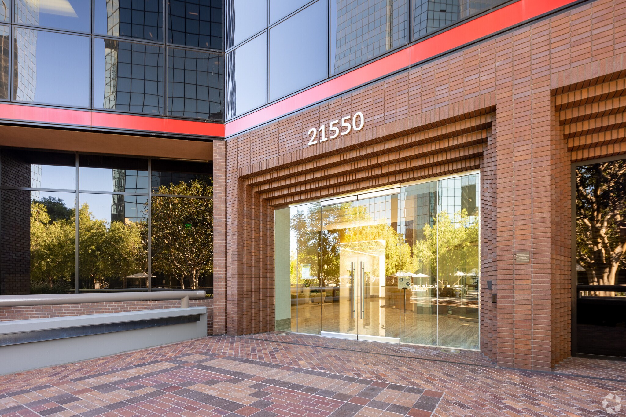 21550 Oxnard St, Woodland Hills, CA à louer Photo principale– Image 1 sur 3