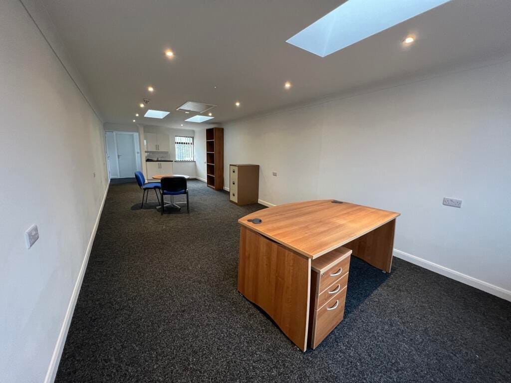 147 Wareham Rd, Corfe Mullen, DOR BH21 3LA - Lot 8 - - Photo intérieure - Image 1 of 9