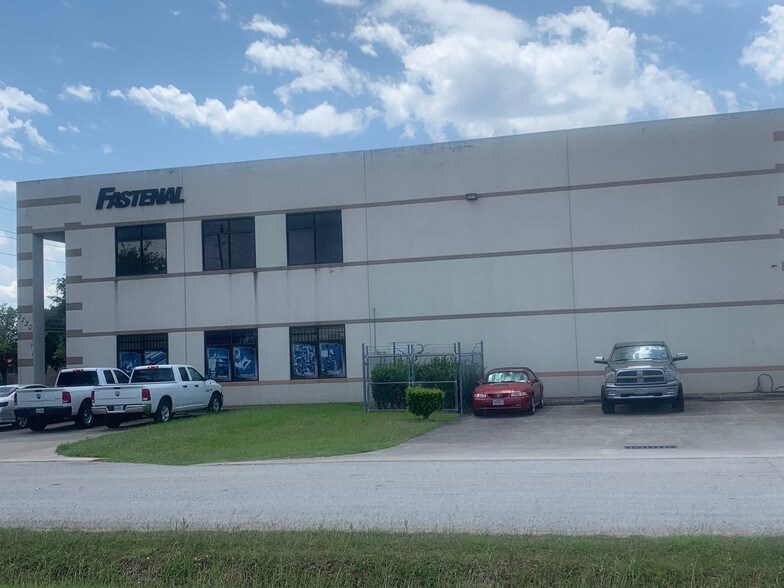 7730 Pinemont Dr, Houston, TX à louer - Photo de l’immeuble – Image 3 sur 5