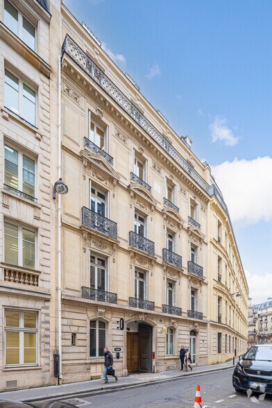 Rue Cambacérès, Paris à louer - Photo de l’immeuble – Image 2 sur 3