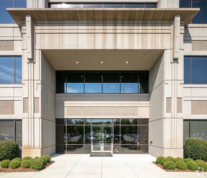 3011 Sutton Gate Dr E, Suwanee, GA à louer - Photo de l’immeuble – Image 1 sur 25