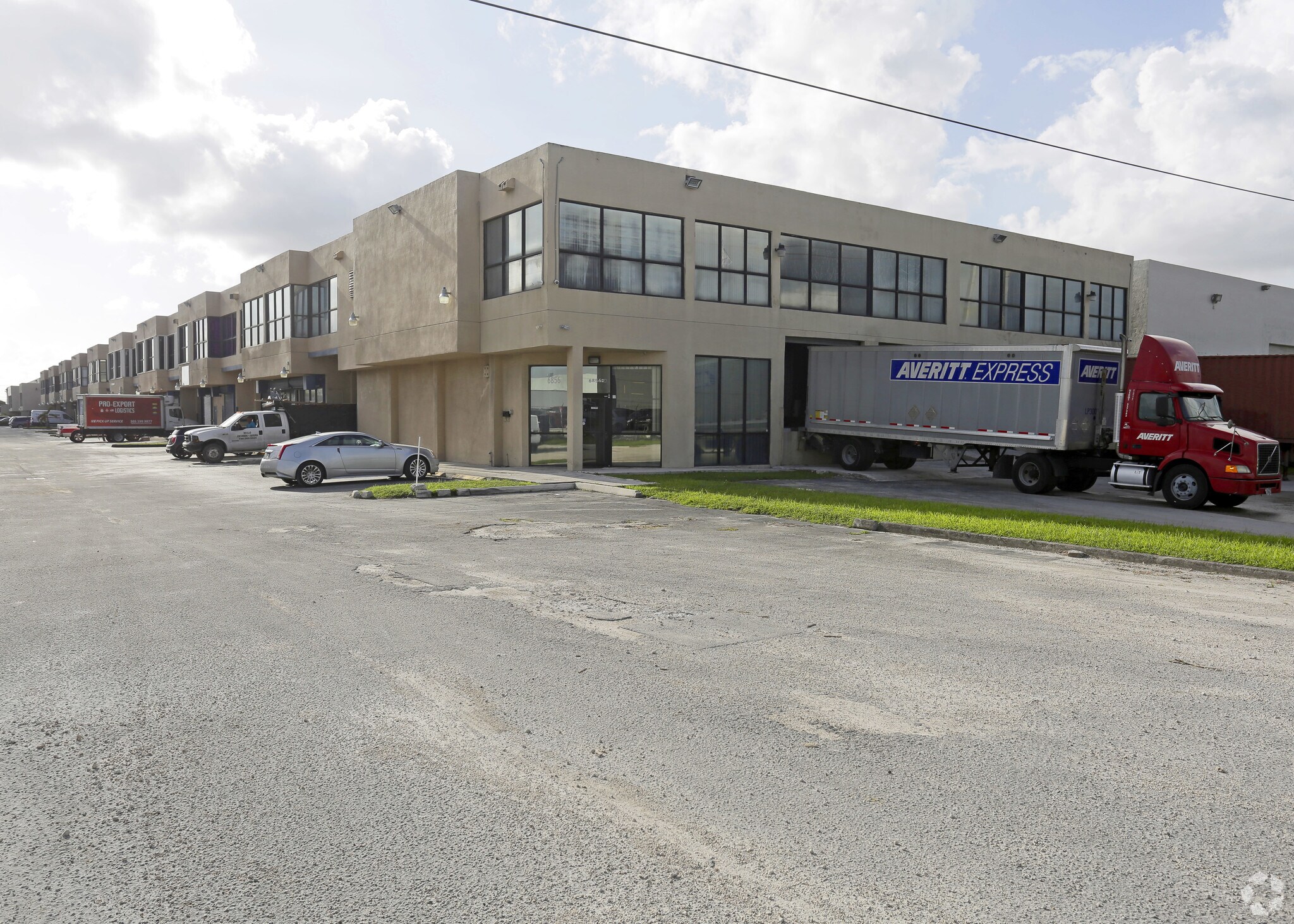 6820-6856 NW 77th Ct, Miami, FL à louer Photo principale– Image 1 sur 40