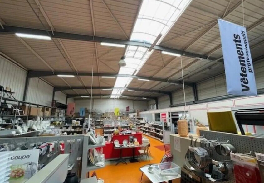 Local d’activités dans Sotteville-lès-Rouen à louer - Photo de l’immeuble – Image 1 sur 3