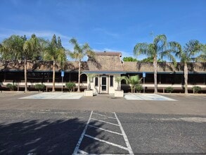 5588 N Palm Ave, Fresno, CA à louer Photo de l’immeuble– Image 1 sur 2