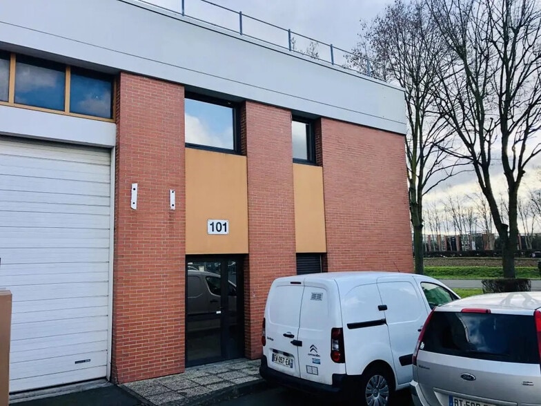 Local d’activités dans Villepinte à louer - Photo de l’immeuble – Image 3 sur 4