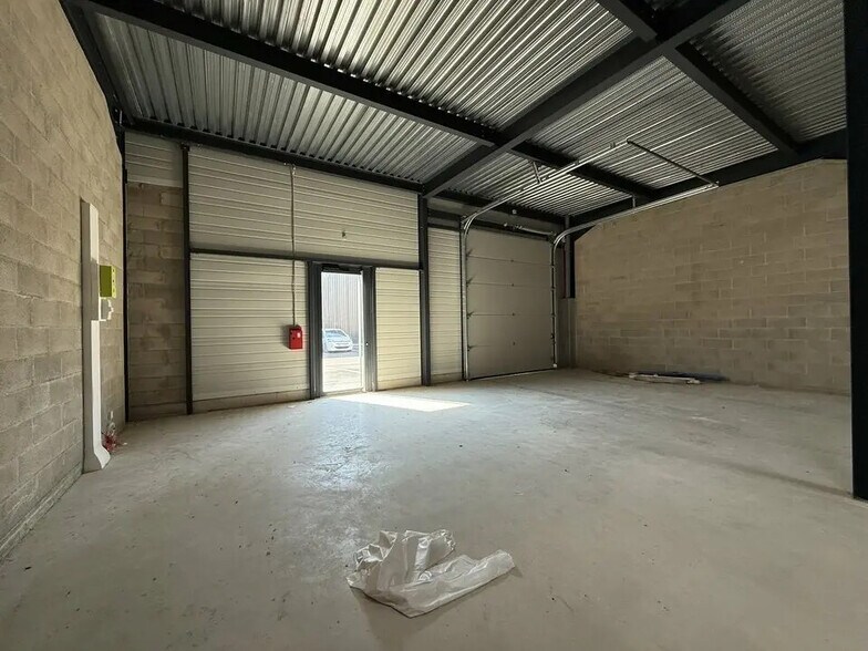 Local d'activités dans Persan à vendre - Photo de l’immeuble – Image 1 sur 10