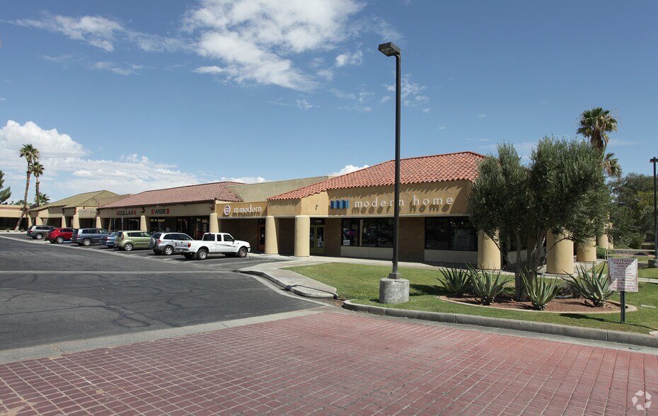 2500-2520 N Palm Canyon Dr, Palm Springs, CA à louer - Photo principale – Image 1 sur 8