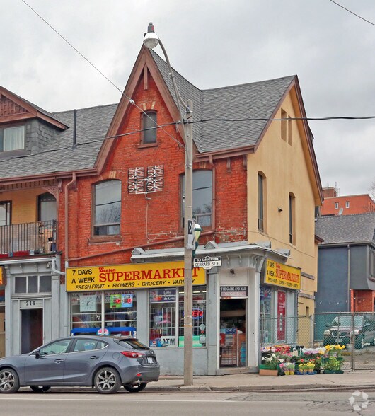 220 Gerrard St E, Toronto, ON à louer - Photo principale – Image 1 sur 3