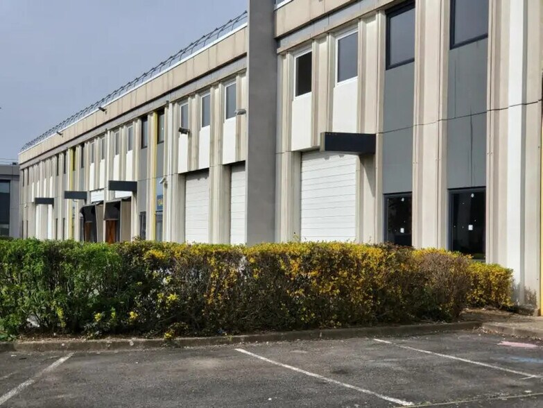Local d’activités dans Gennevilliers à louer - Photo de l’immeuble – Image 2 sur 10