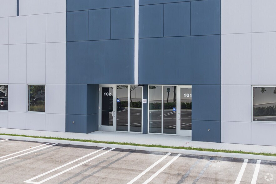 6371 NW 102nd Ave, Doral, FL à louer - Photo de l’immeuble – Image 2 sur 10