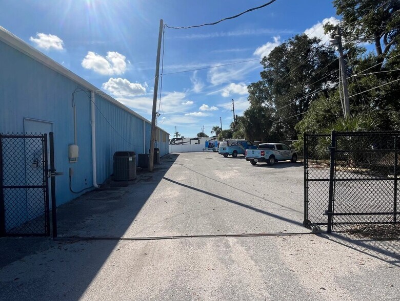 6080 126th Ave N, Largo, FL à vendre - Photo de l’immeuble – Image 2 sur 27