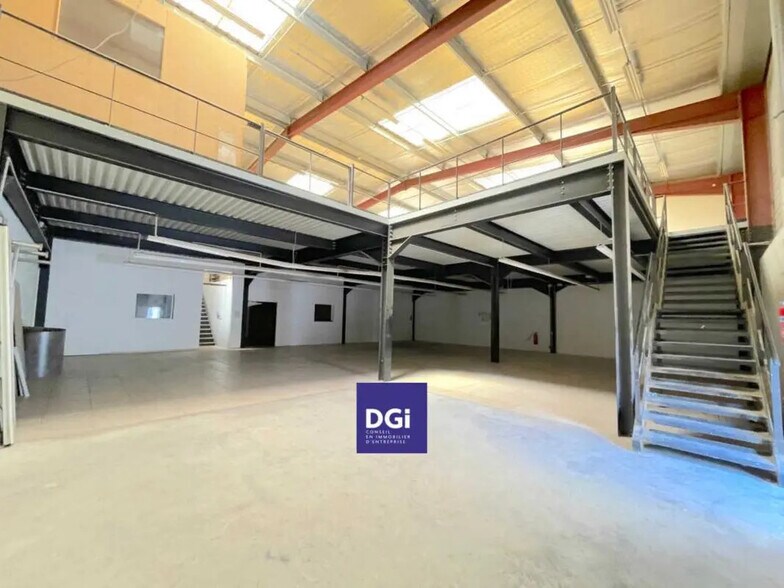 2750 Route De Montpellier, Nîmes à louer - Photo de l’immeuble – Image 2 sur 6