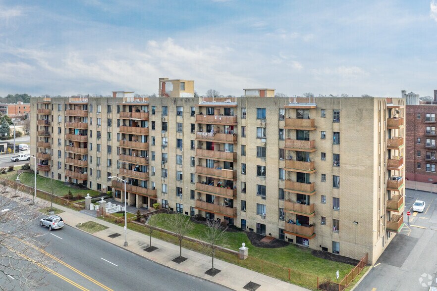 380 Front St, Hempstead, NY à vendre - Photo principale – Image 1 sur 7