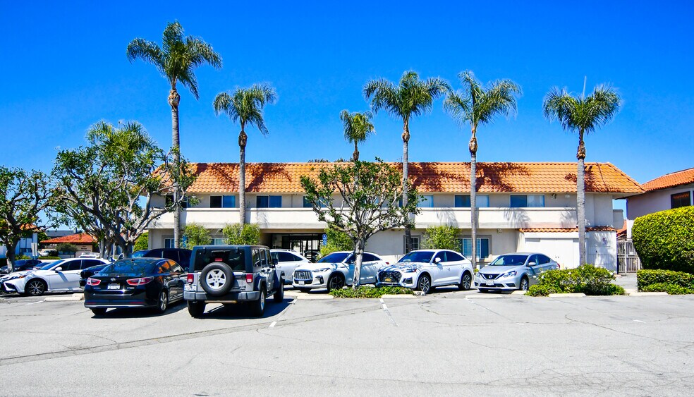17452 Irvine Blvd, Tustin, CA à louer - Photo de l’immeuble – Image 3 sur 3