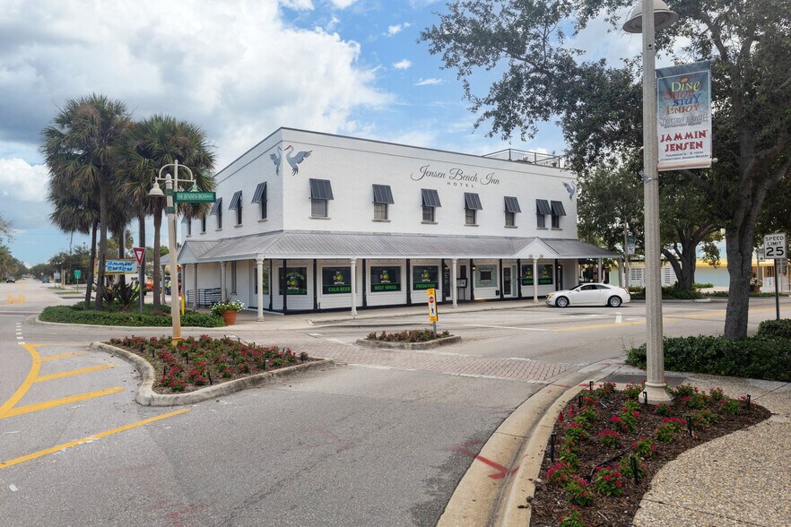 1893-1899 NE Jensen Beach Blvd, Jensen Beach, FL à vendre - Photo de l’immeuble – Image 2 sur 8
