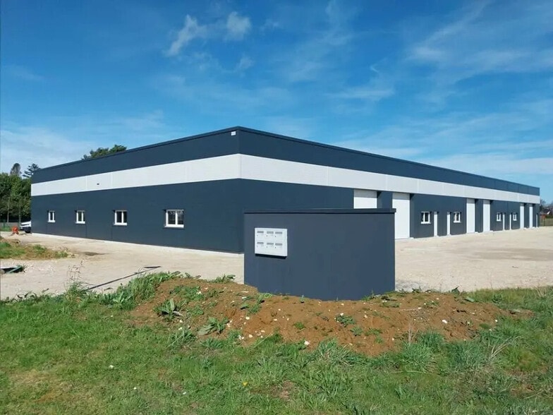 Local d’activités dans Saint-Léonard à louer - Photo de l’immeuble – Image 2 sur 2