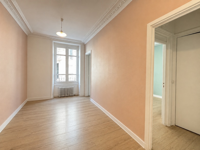 53 Rue La Bruyère, Paris à louer - Photo de l’immeuble – Image 3 sur 7