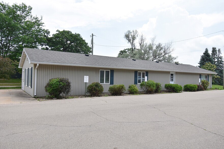 819 1st St E, Independence, IA à vendre - Photo principale – Image 1 sur 8