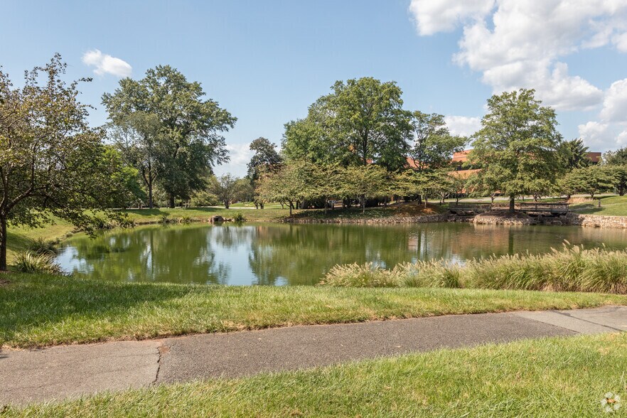 4795 Meadow Wood Ln, Chantilly, VA à louer - Photo de l’immeuble – Image 3 sur 9