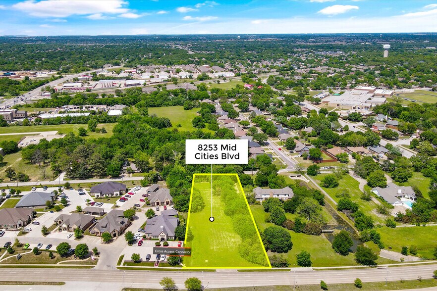 8253 Mid Cities, North Richland Hills, TX à vendre - Photo de l’immeuble – Image 3 sur 6