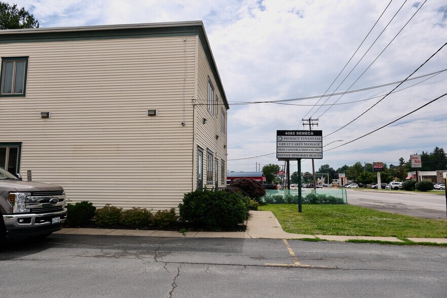 4085 Seneca St, West Seneca, NY à louer - Photo de l’immeuble – Image 2 sur 18