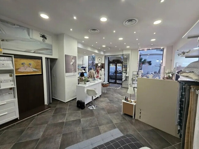 Plus de détails pour Local commercial à louer