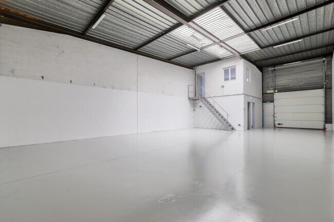 Plus de détails pour 14-16 Rue Du Compas, SAINT-OUEN-L'AUMONE - Industriel/Logistique à louer