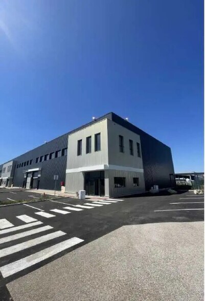 Local d’activités dans Saint-Bonnet-de-Mure à louer - Photo de l’immeuble – Image 3 sur 28