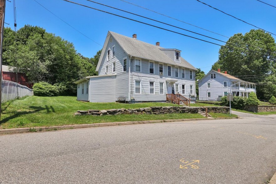 136 Chapman St, Willimantic, CT à vendre - Photo de l’immeuble – Image 2 sur 23