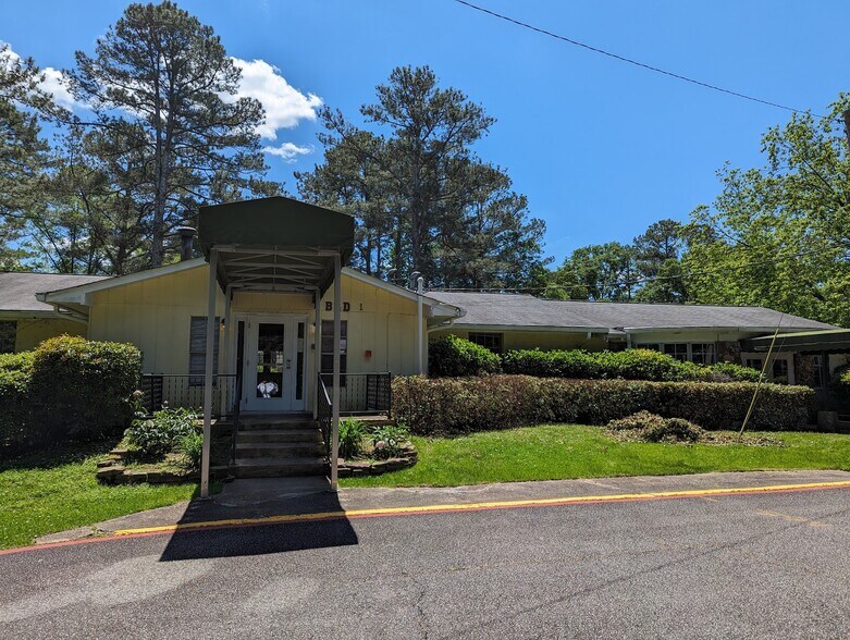 395 Russell Drive, Smyrna, GA à vendre - Photo de l’immeuble – Image 2 sur 23